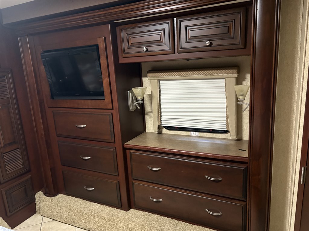 2011 Freightliner Xc Raised Rail Rear Engine Motor Home Chassis - $89,000